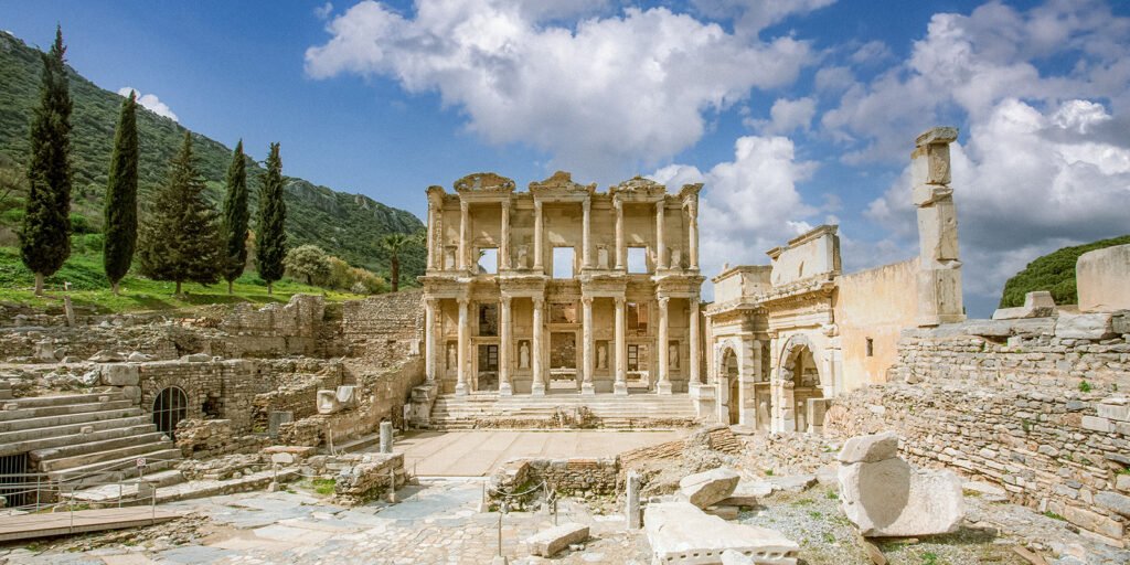 Efes Antik Kenti: Tarihin Büyüleyici Durağı