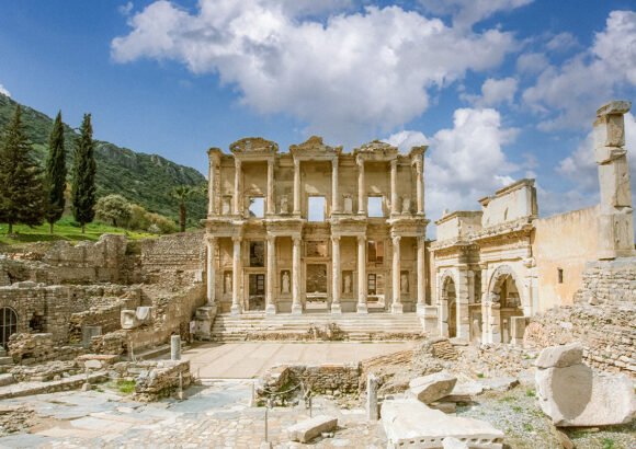 Efes Antik Kenti: Tarihin Büyüleyici Durağı